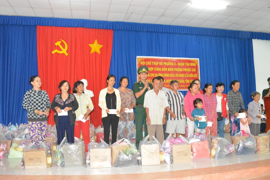 Bộ đội Biên phòng Tây Ninh chăm lo cho đồng bào nghèo biên giới